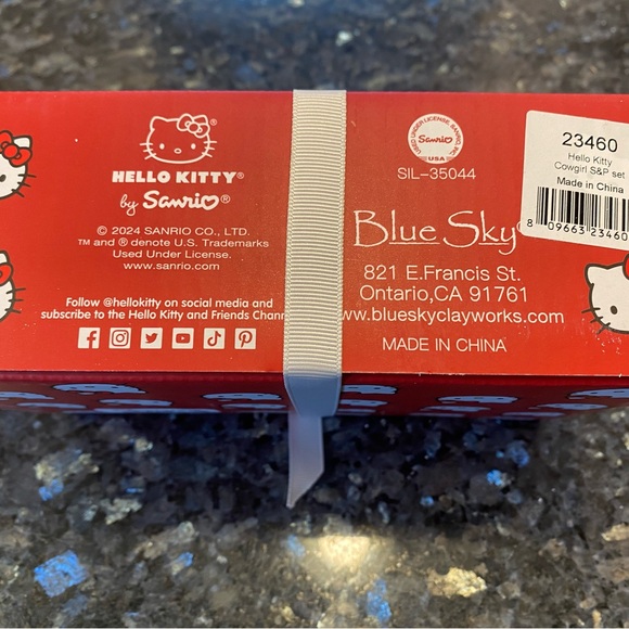 Hello Kitty Salt and Pepper Shakers, Cowgirl and Horse. So Adorable!! NIB - Picture 7 of 7